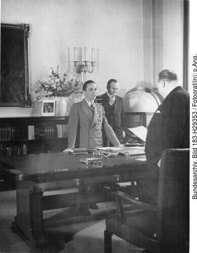 Berlin, RMVP, Joseph Goebbels im Büro