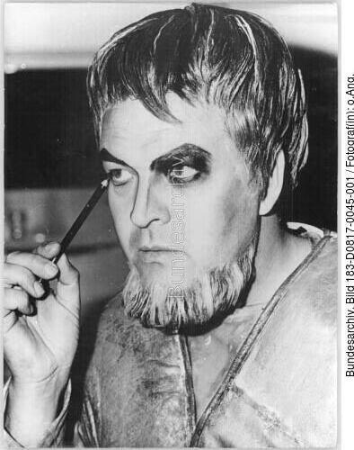 Berlin, Staatsoper, Theo Adam beim Schminken