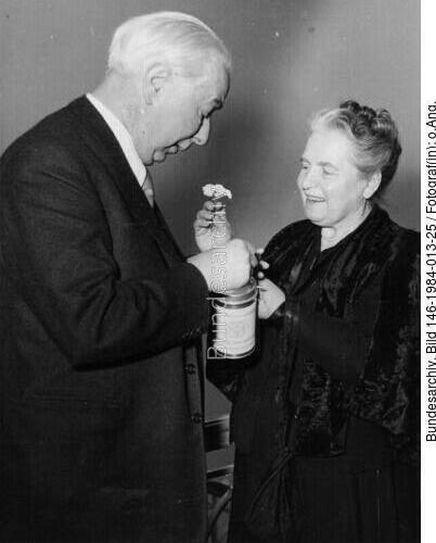 Theodor und Elly Heuss beim Spenden