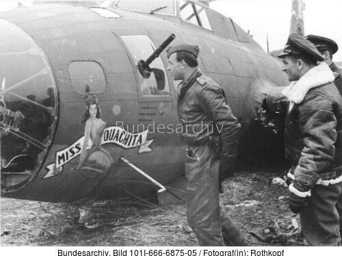 Reichsgebiet, US- Flugzeug B17, Heinz Bär