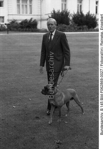 Villa Hammerschmidt, Carstens mit Hund im Park