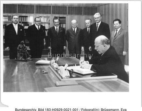 Walter Ulbricht unterzeichnete Ratifizierungsurkunde