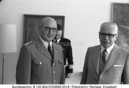Bonn, Bundespräsident mit Generalleutnant Schnell