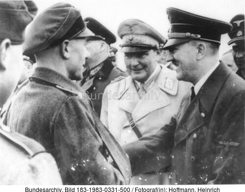 Hermann Göring und Adolf Hitler bei Truppenbesuch