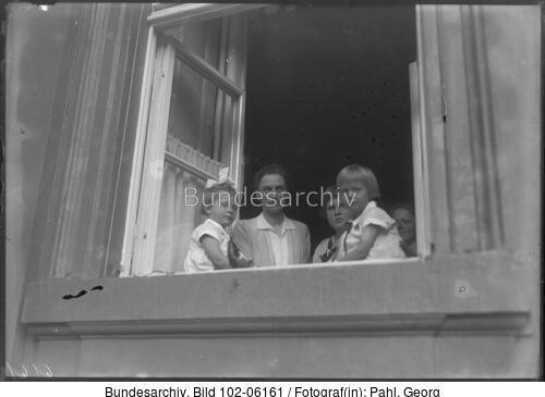 Margarete von Hindenburg mit Kindern
