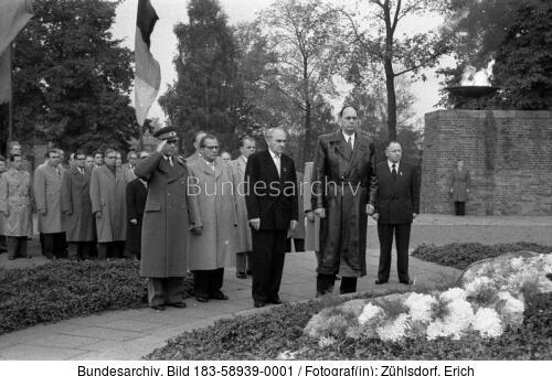 Berlin, 9 DDR-Jahrestag, Kranzniederlegung