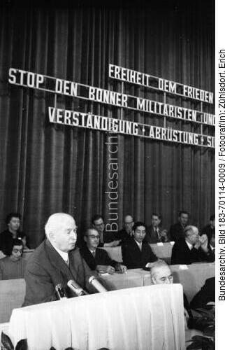 Berlin, Arnold Zweig bei Friedenskundgebung