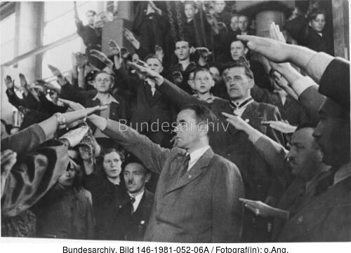 Albert Speer spricht  in Munitionsfabrik