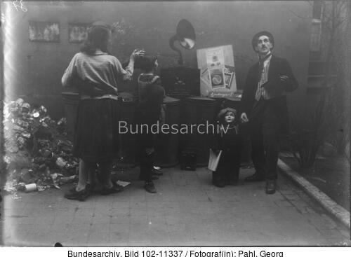 Berlin, Arbeitsloser als Charlie Chaplin
