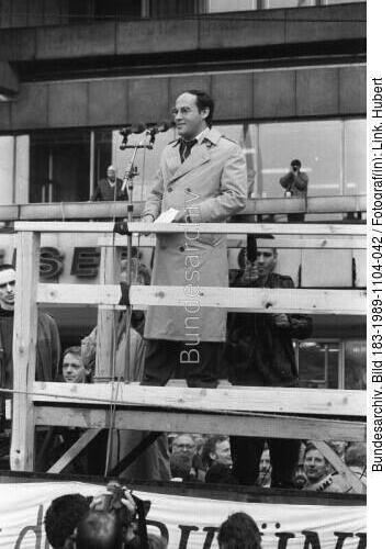 Berlin, Demonstration; Rede Gregor Gysi