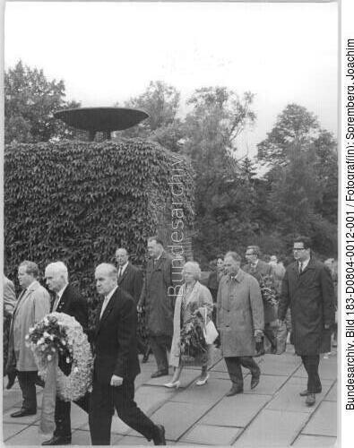 Berlin-Friedrichsfelde, Kranzniederlegung für Erich Weinert