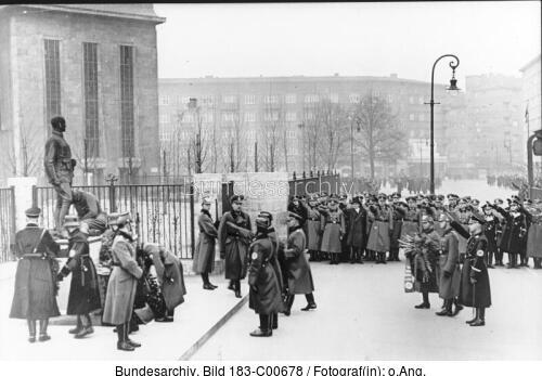 Berlin, Horst-Wessel-Platz, Kranzniederlegung