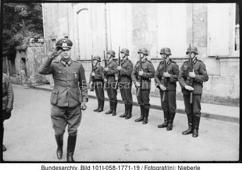 Frankreich, Saint Emilion, Soldaten in Aufstellung