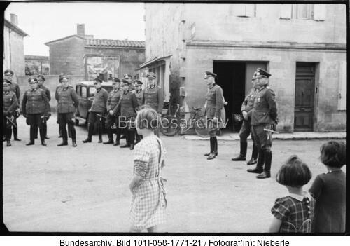 Frankreich, Saint Emilion, Offiziere bei Besichtigung