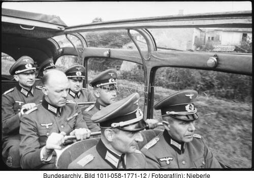 Frankreich, Saint Emilion, Offiziere bei Busfahrt