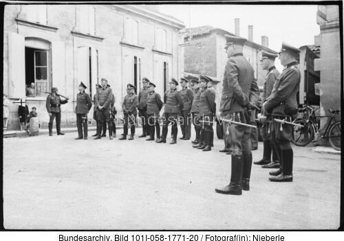 Frankreich, Saint Emilion, Offiziere bei Besichtigung