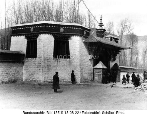 Tibetexpedition, Eingangstor Norbulingka
