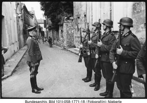 Frankreich, Saint Emilion, Soldaten in Aufstellung