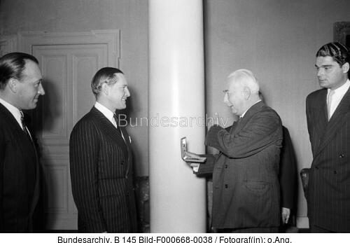 Gottfried v. Cramm, Theodor Heuss