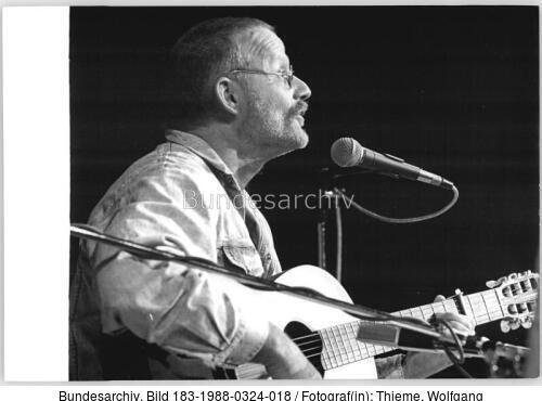 Chemnitz, Kurt Demmler mit Gitarre singend
