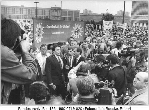 Berlin, Minister Diestel bei Polizeidemonstration