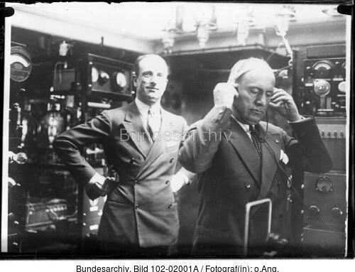 Benito Mussolini beim Radio