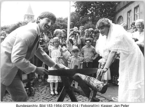 Jena, Hochzeit, Heike und Andreas Drechsler beim Holzsägen