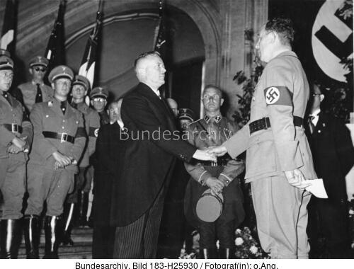Berlin, <span class="match">Roland Freisler</span> (r.) und Heinrich Lautz