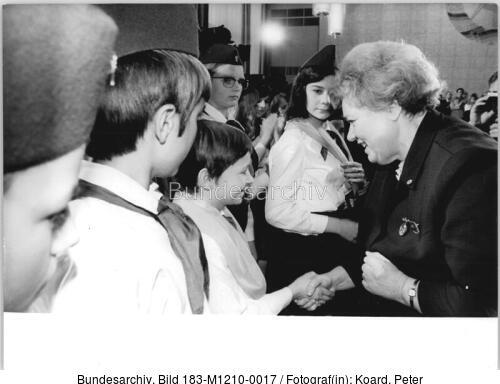 Berlin, Irma Gabel-Thälmann beim Überreichen der Pionierhalstücher
