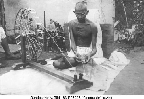 Mahatma Gandhi am Spinnrad