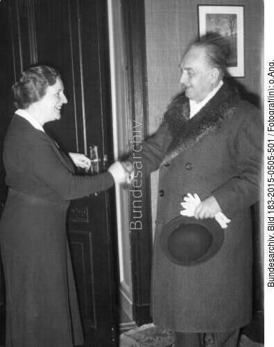 Berlin, Paul Lincke mit Haushälterin