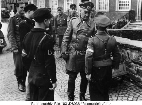 Monschau, Walter Model mit Hitlerjungen