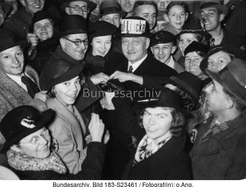 Berlin, Paul Lincke beim Spendensammeln