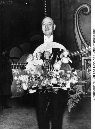 Berlin, Paul Lincke mit Blumenstrauß