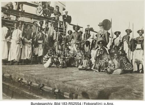 Carl Hagenbeck mit Somali-Familien