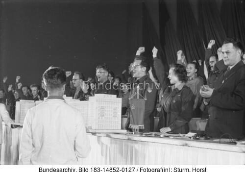 Leipzig, Parlament der FDJ, Honecker
