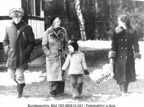Familie Honecker beim Spaziergang im Winter