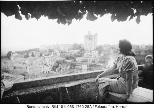 Frankreich, Saint Emilion, Lil Dagover auf Terrasse