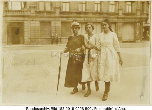 Marie Juchacz in Begleitung