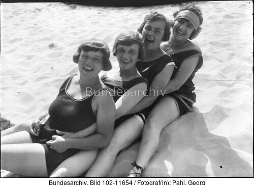 Berlin, junge Frauen im Strandbad Wannsee