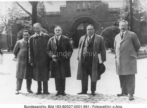 Berlin-Tegel, Carl v. Ossietzky vor Strafanstalt