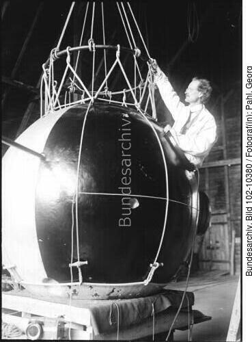 Prof. Auguste Piccard mit Forschungsballon