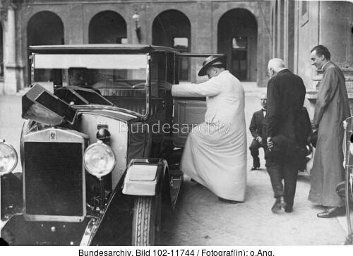 Vatikan, Papst Pius XI. besteigt Reiseauto