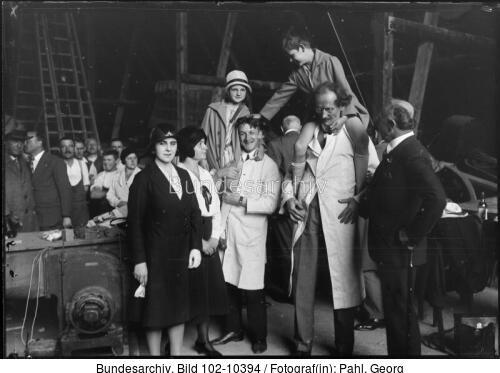 Prof. Auguste Piccard im Kreise seiner Familie
