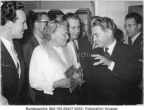 Berlin, Filmpremiere, Filmschaffende im Foyer