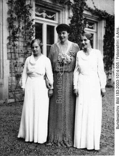 Potsdam, Kronprinzessin Cecilie mit ihren Töchtern