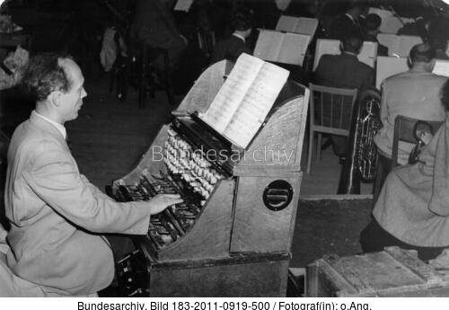 Berlin, Oskar Sala am Trautonium