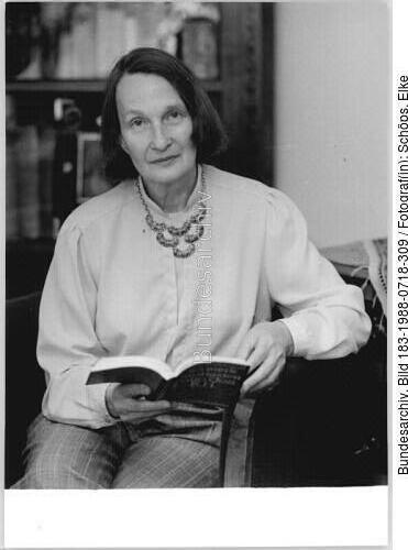 Rosemarie Schuder beim Lesen
