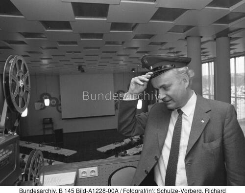 Hans Matthöfer mit Postmütze