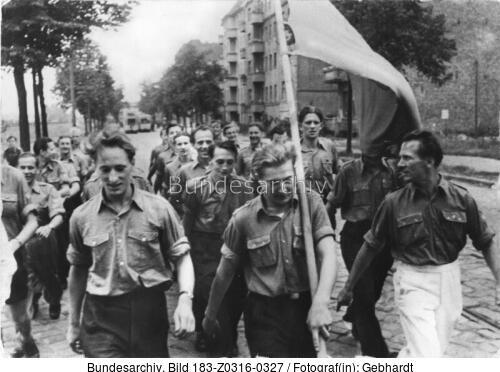 Berlin, Honecker und Kessler bei FDJ-Demonstration